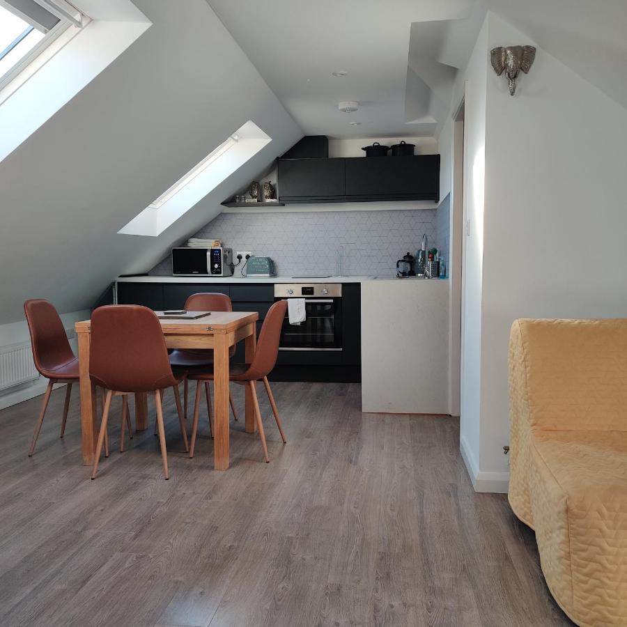 Delightful & Picturesque Modern Detached Apartment, Next To Chester Zoo, Near Park And Ride To City Centre エクステリア 写真