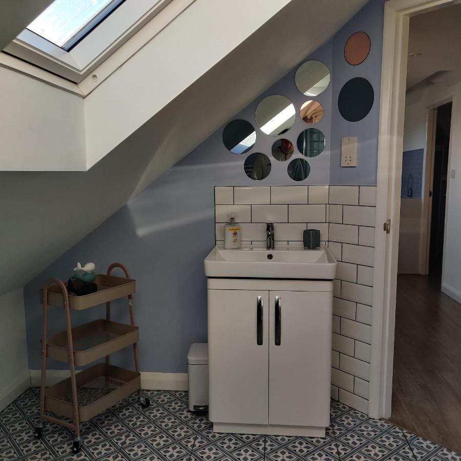 Delightful & Picturesque Modern Detached Apartment, Next To Chester Zoo, Near Park And Ride To City Centre エクステリア 写真