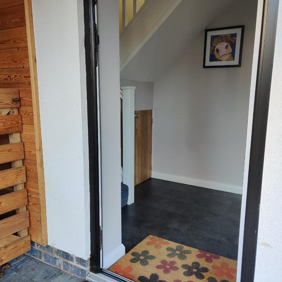Delightful & Picturesque Modern Detached Apartment, Next To Chester Zoo, Near Park And Ride To City Centre エクステリア 写真