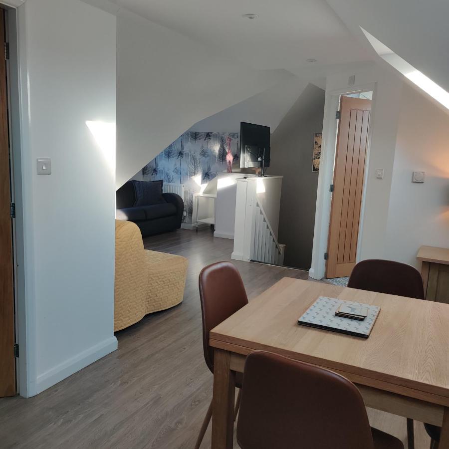 Delightful & Picturesque Modern Detached Apartment, Next To Chester Zoo, Near Park And Ride To City Centre エクステリア 写真